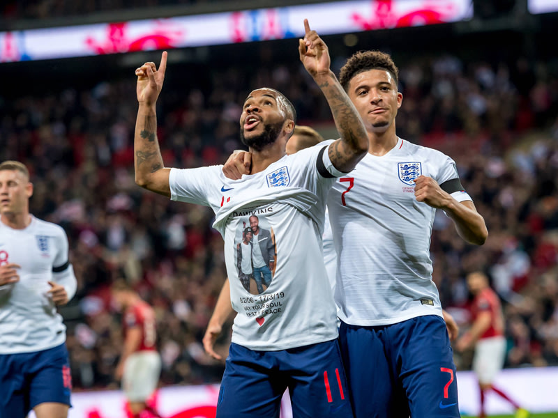 Gruß nach oben: Raheem Sterling (l.) überragte gegen Tschechien (rechts Jadon Sancho).