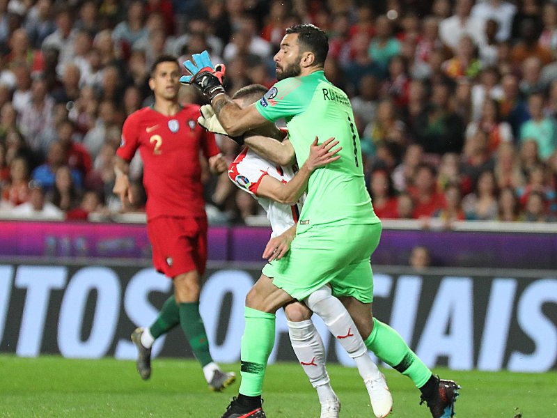 K.o.: Rui Patricio räumt Mijat Gacinovic ab.