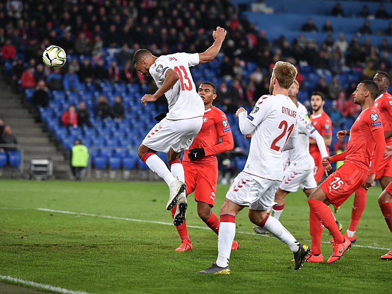 Der Beginn einer unglaublichen Aufholjagd: Dänemarks Mathias Jörgensen köpft das 1:3.
