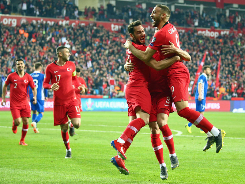 Hakan Calhanoglu (Mitte) und seine Türken schicken Moldawien mit 4:0 nach Hause
