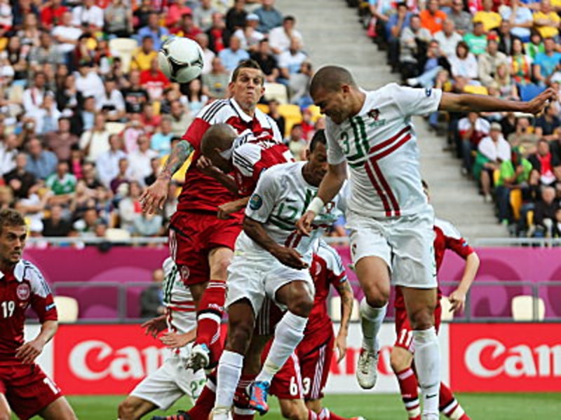 Das erlösende Tor für Portugal: Pepe köpft zum 1:0 ein.
