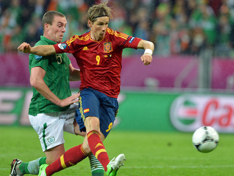 Zu schnell für Irlands Richard Dunne: Doppelpacker Fernando Torres ist einteilt und schießt sein zweites Tor.