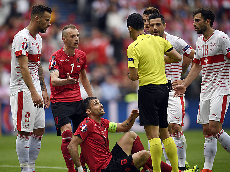 Wohl der endgültige Knackpunkt für das albanische Spiel: Kapitän Cana (am Boden) sieht die Gelb-Rote Karte.
