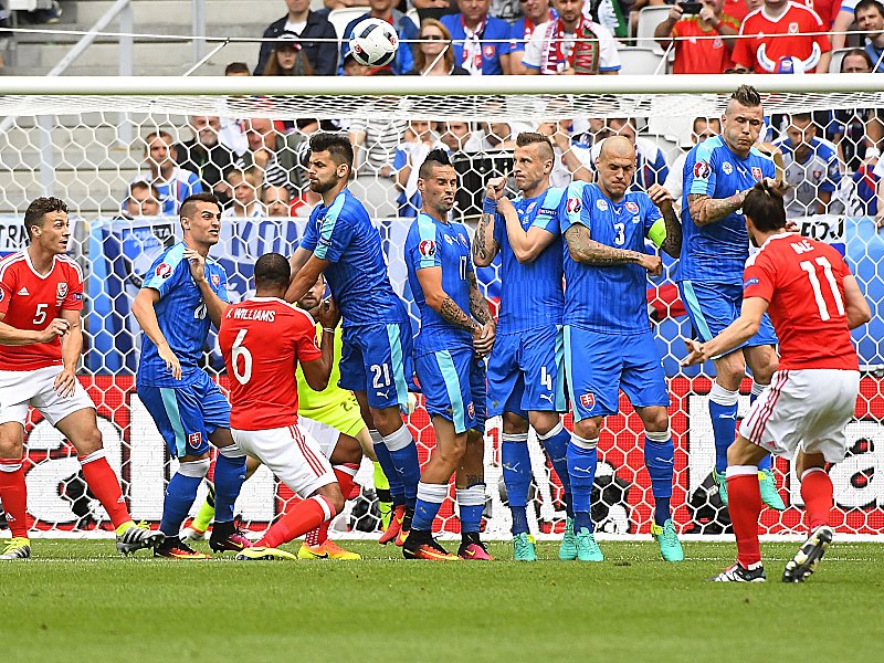Premiere: Gareth Bale erzielt per Freistoß das erste walisische Tor bei einer Europameisterschaft.