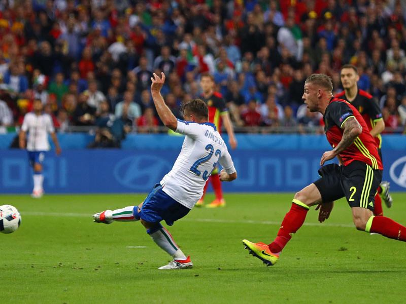 Toby Alderweireld (#2) hat den Ball unterlaufen, Emanuele Giaccherini (#23) zieht ab - und trifft zum 1:0.