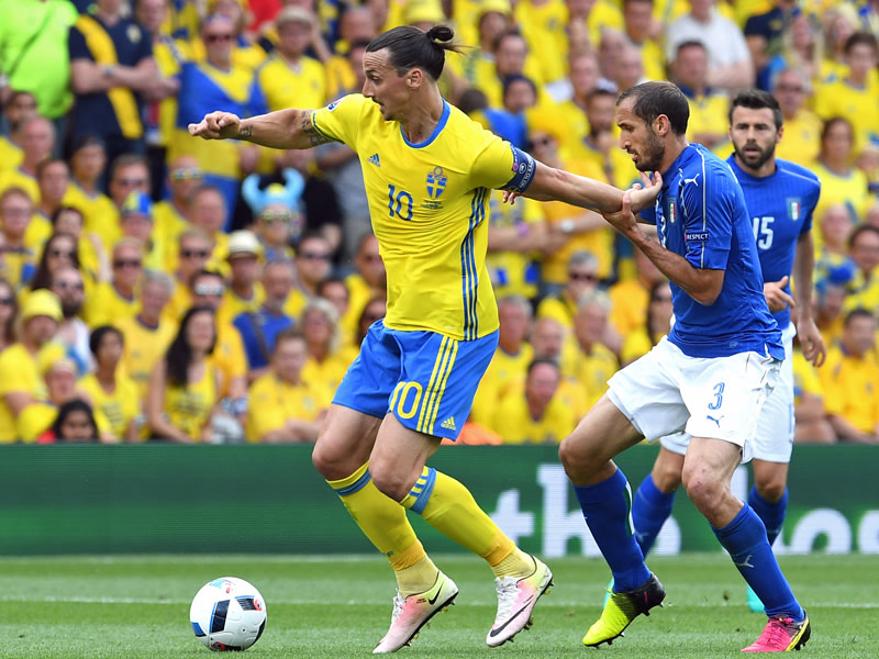 Abgeschirmt: Zlatan Ibrahimovic hält sich Giorgio Chiellini vom Leib.