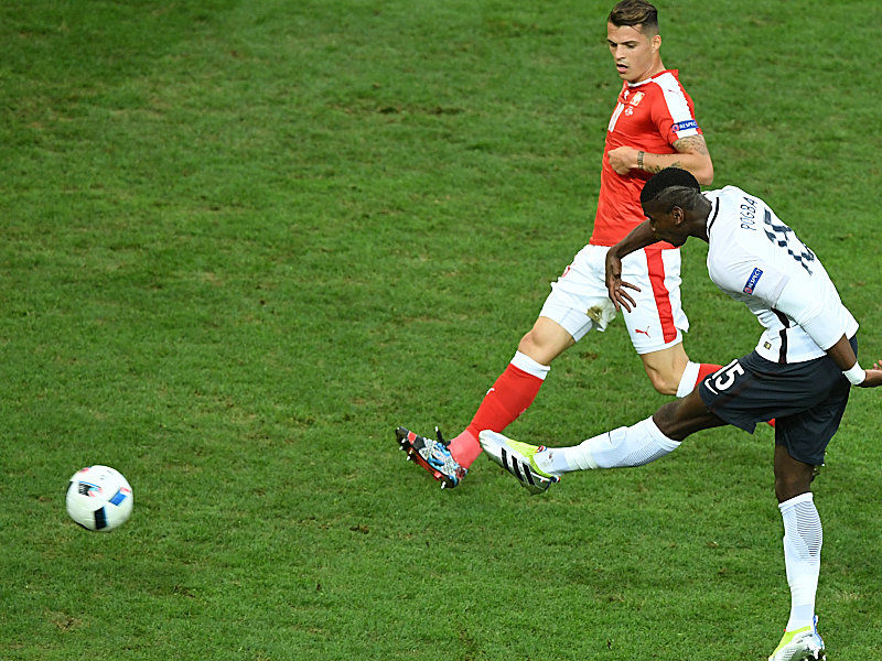 In der Anfangsphase war Frankreichs Paul Pogba kaum zu bremsen, auch nicht vom Schweizer Granit Xhaka.