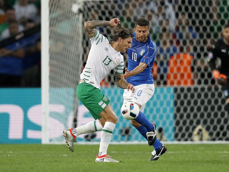 Lieferten sich mit ihren Teams eine umkämpfte Partie: Jeff Hendrick (li.) und Thiago Motta.