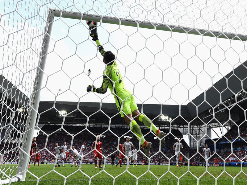 Starke Parade: Fabianski holt einen Schuss von Rodriguez aus dem Winkel.
