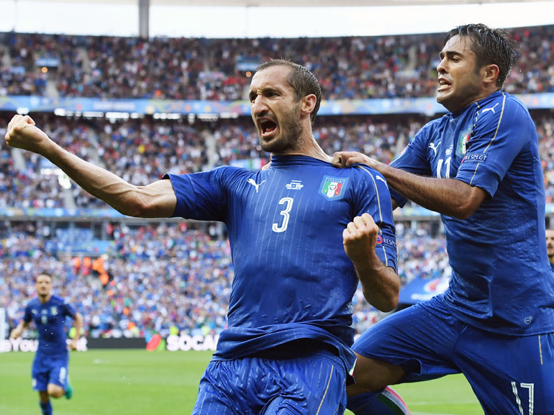 Brachte Italien verdient in Führung: Giorgio Chiellini (#3) lässt sich von Kollege Eder feiern.