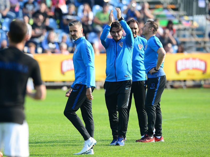 In Bjelovar Selbstvertrauen getankt: Zlatko Dalic (M.) und die kroatische Nationalmannschaft.