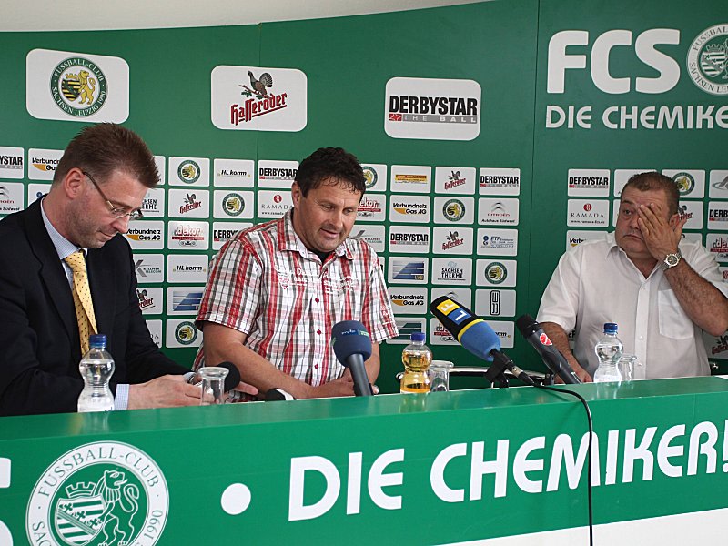Betretene Mienen: Der FC Sachsen Leipzig (l. Insolvenzverwalter Kratz) wird aus dem Vereinsregister gestrichen.