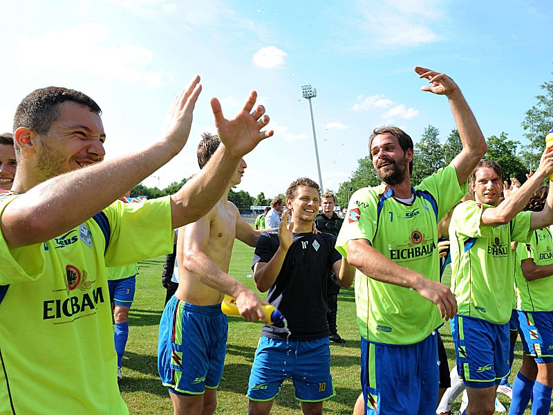Waldhof Mannheim jubelt (hier am 37. Spieltag bei der Übernahme der Tabellenführung); rechts: Daniel Reule