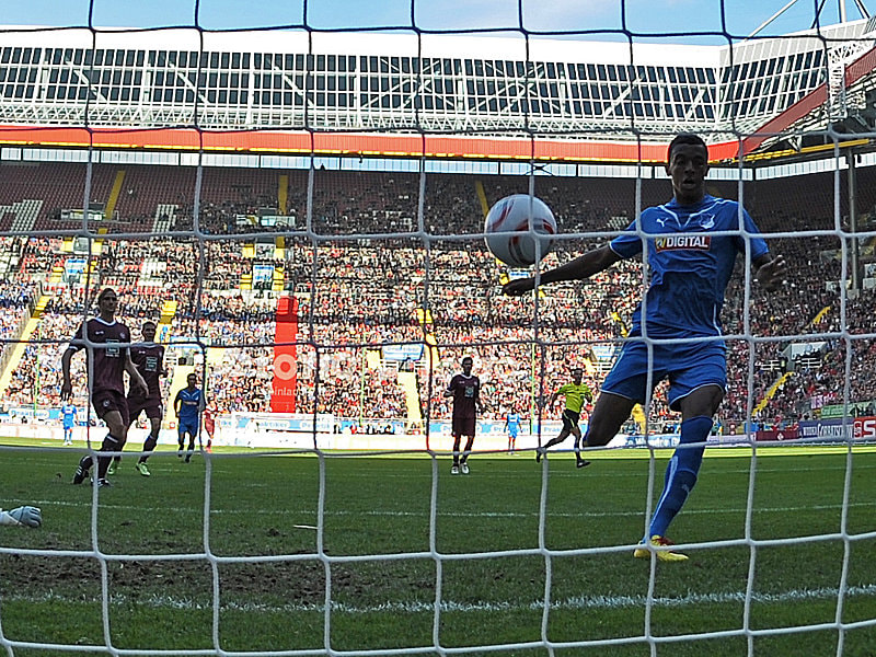 Luiz Gustavo drückt den Ball ins Netz und trägt sich als 3000. Torschütze ein.