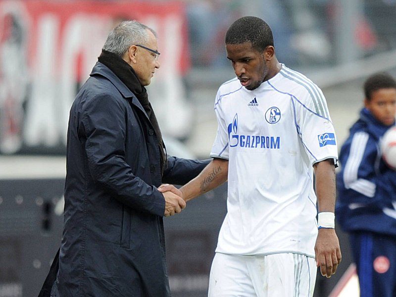 Muss sich Felix Magath Sorgen über eine pünktliche Rückkehr von Jefferson Farfan machen?