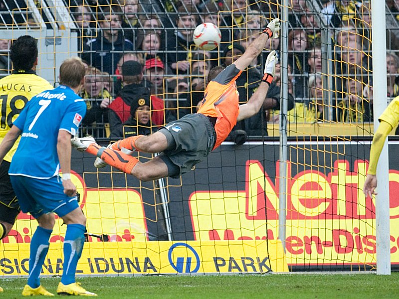 TSG-Torwart Tom Starke ist geschlagen, Antonio da Silva (nicht im Bild) traf per Freistoß zum 1:1 für den BVB.