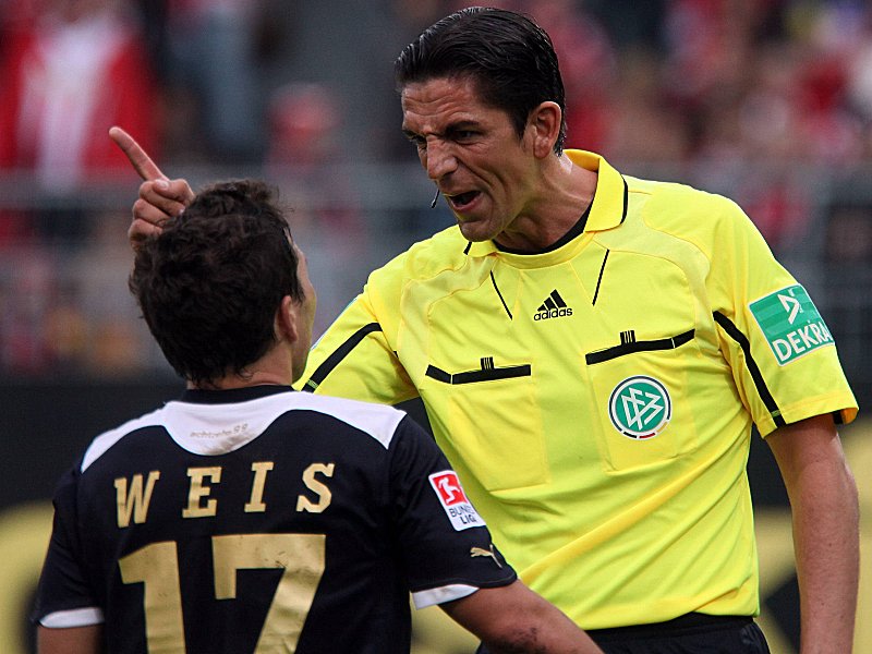 Respektsperson: Referee Deniz Aytekin zeigt Hoffenheims Tobias Weis, wo es langgeht.