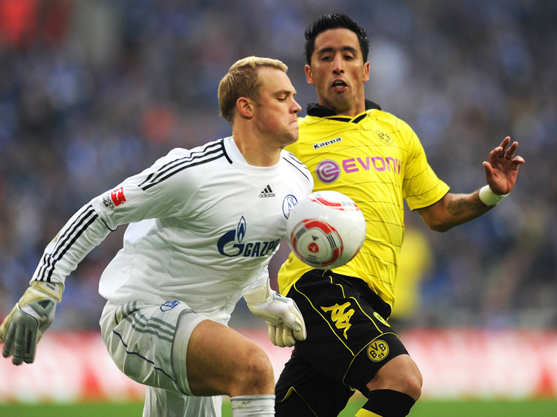 Schlüsselduell: Wer hat am Ende die breitere Brust - Schalkes Keeper Neuer (li.) oder BVB-Angreifer Barrios?