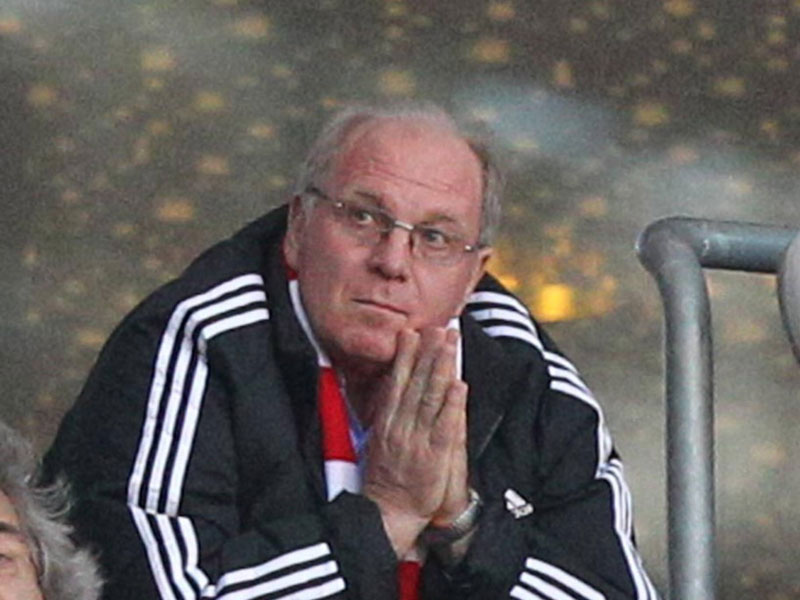 Bayern-Präsident Uli Hoeneß war sichtlich geschockt von der Fan-Attacke.