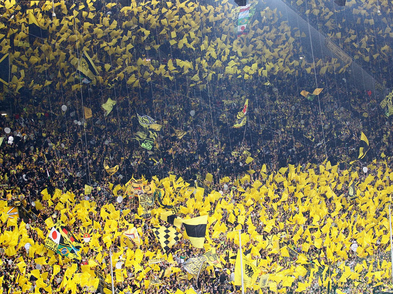 Kein Platz mehr frei - in Dortmund sowieso: Bundesliga-Fußball boomte auch 2010/11.