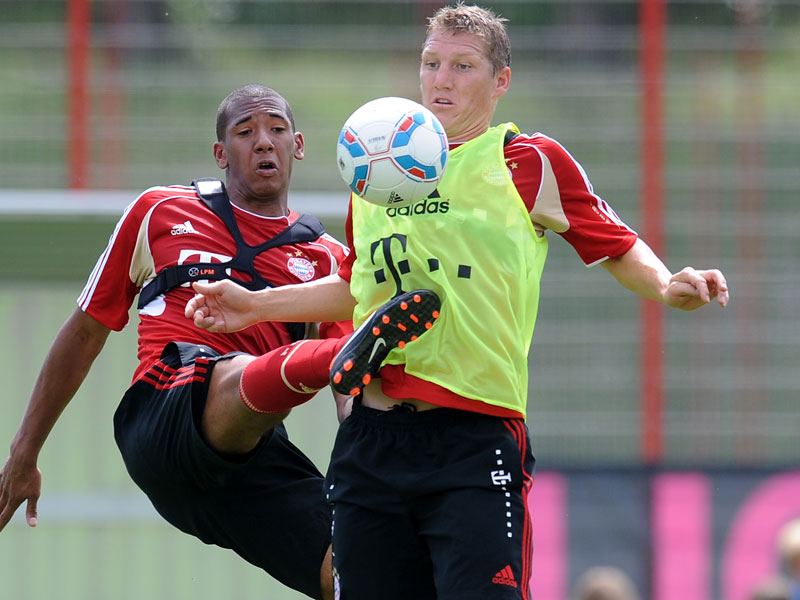 Es geht zur Sache: Jerome Boateng (li.) im Trainingsduell gegen Bastian Schweinsteiger.
