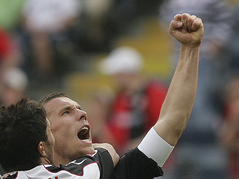 Happy mit der Binde am Arm: Lukas Podolski, hier bei seinem vorletzten Pflichtspiel für den FC im Abstiegsendspiel in Frankfurt.