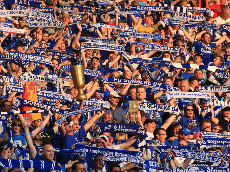 "Blau und Weiß, wie lieb' ich dich": Fans des FC Schalke 04.