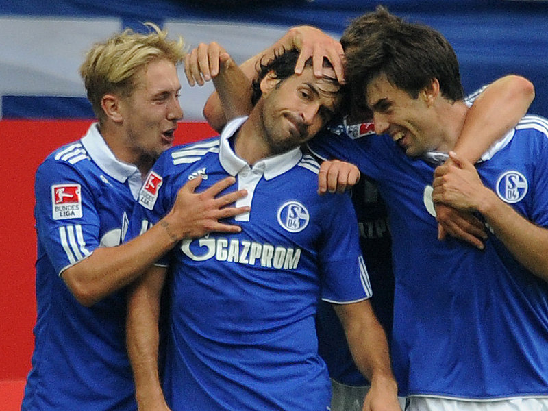 Wo liegt die Zukunft des Superstars? Raul (Mi.) wird nicht zu den interessierten Blackburn Rovers wechseln.