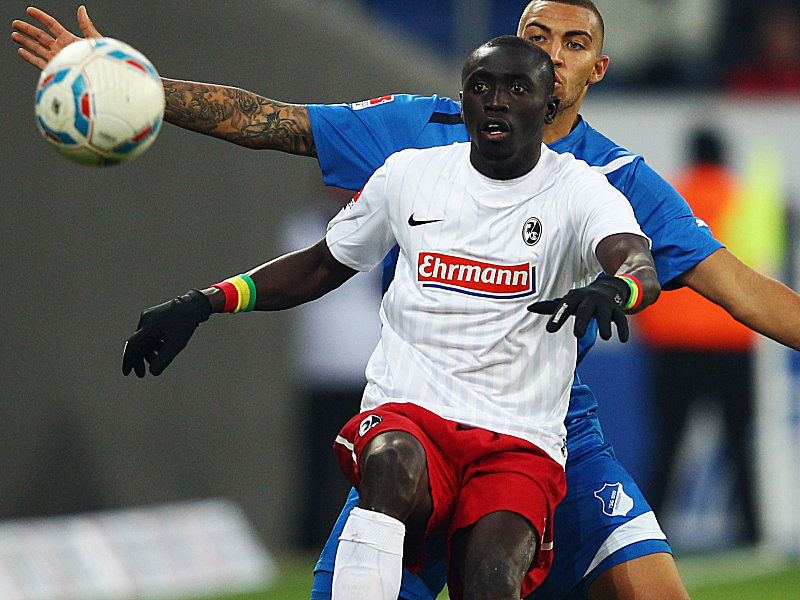 Vertraglich bis 2014 an den SC Freiburg gebunden: Papiss Demba Cissé, rechts Hoffenheims Daniel Williams.