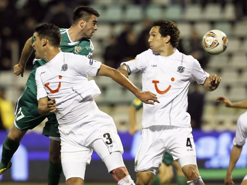 Künftig Teamkollegen? Worskla Poltawas Ahmed Januzi (grün) und die Hannoveraner Emanuel Pogatetz (re.) und Karim Haggui.