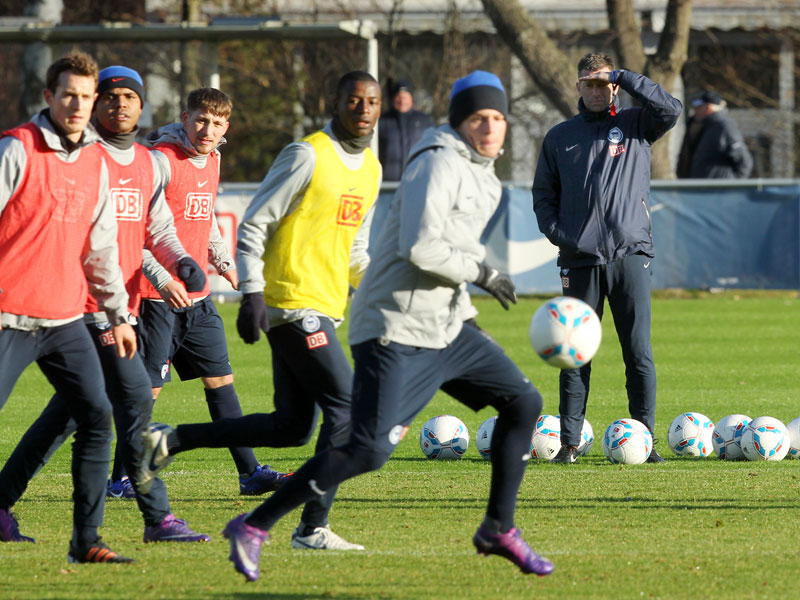 Unter Beobachtung - von Trainer Michael Skibbe jedenfalls: die Hertha-Profis beim Trainingsauftakt.