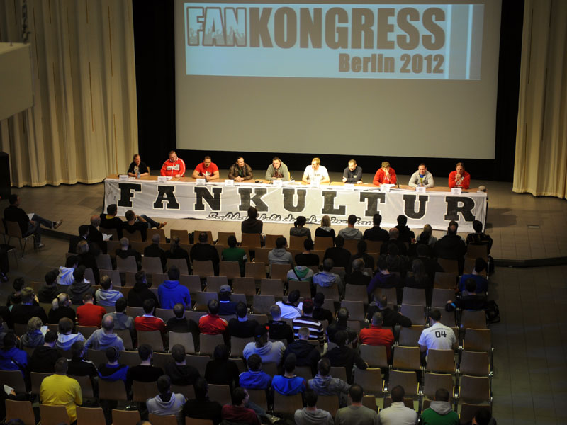 Beim Fankongress diskutieren Vertreter von Fanprojekten mit Funktionären von Verbänden und Vereinen sowie Wissenschaftlern.