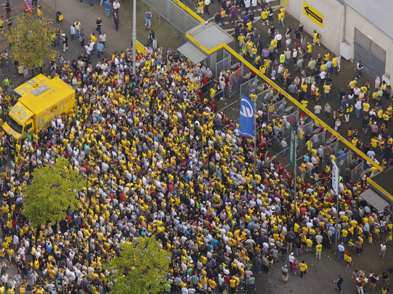 Gesichtsscanner an den Stadiontoren? Hier Fans am Eingang der Dortmunder Arena.