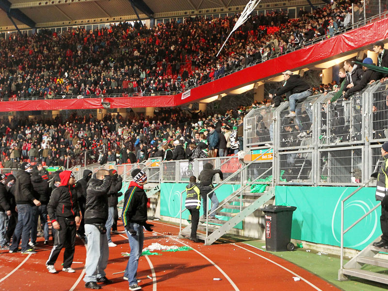 Randale nach dem peinlichen Pokal-Aus: Club-Fans vor dem Fürther Block.