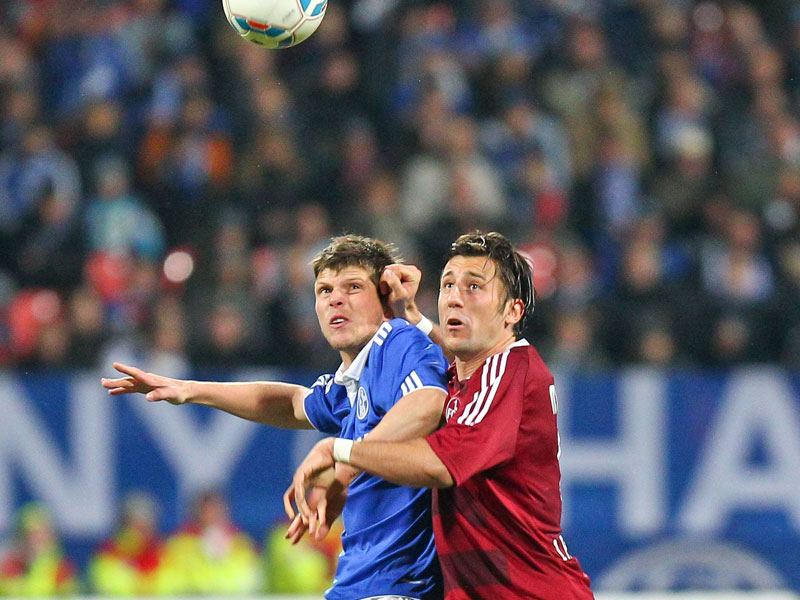 Dominic Maroh gegen Klaas Jan Huntelaar.