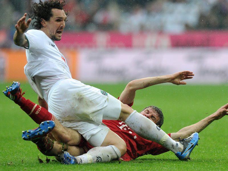 Resoluter Zweikämpfer: Bayerns Thomas Müller bekommt Emanuel Pogatetz' Kompromisslosigkeit zu spüren.