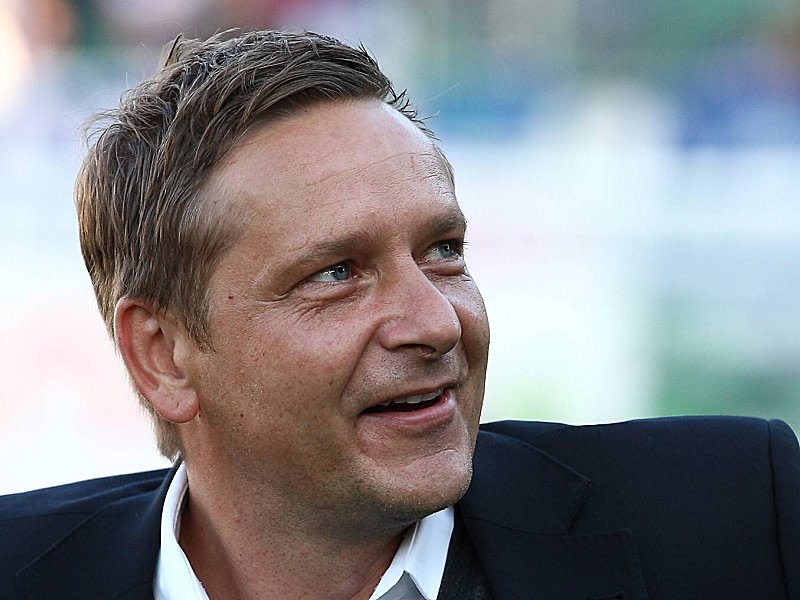 Der Blick geht nach oben: S04-Manager Horst Heldt.