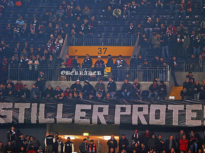 Stiller Protest, wie hier in Frankfurt, war in allen Stadien zu Beginn der Dienstagspiele angesagt.