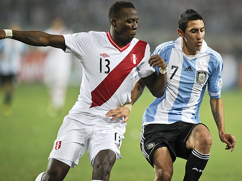 Hoffenheims Neuer Advincula (li.) im Länderspiel mit Peru gegen Argentiniens di Maria.