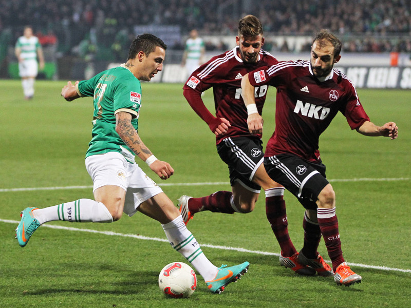 Umworben: Greuther Fürths Flügelflitzer Sercan Sararer, hier links gegen den 1. FC Nürnberg.