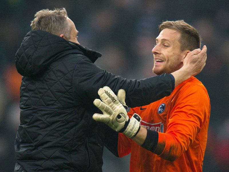 Komm' in meine Arme: SC-Coach Christian Streich herzt seinen Keeper Oliver Baumann.
