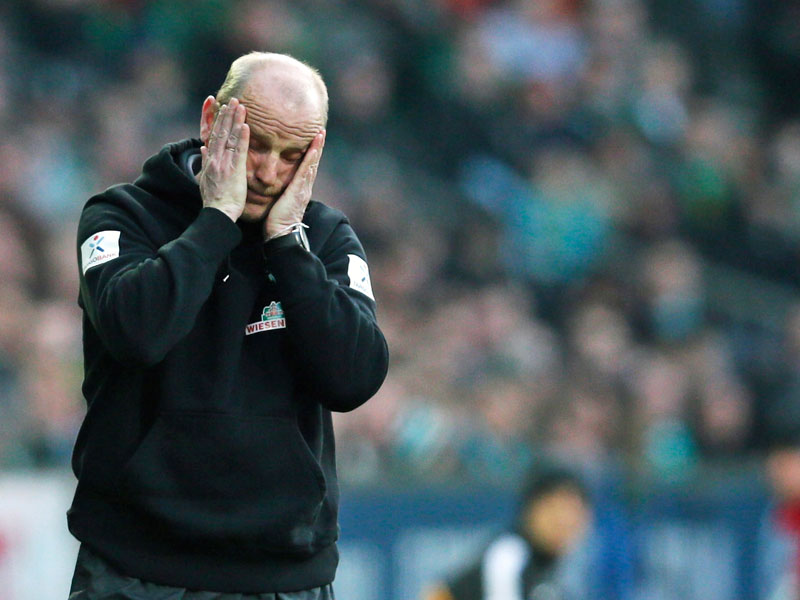 Thomas Schaaf kann den Grusel-Fußball seiner Elf gegen Wolfsburg kaum mehr mit ansehen.