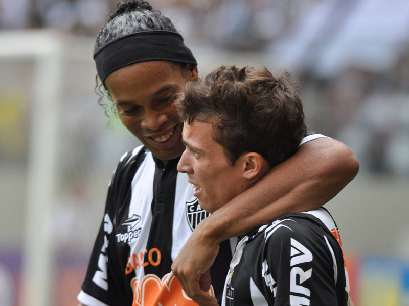 Kicken mit den Großen: Bernard, hier mit Ronaldinho, ist im Visier des BVB.