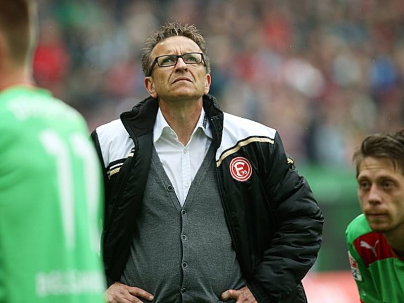 "Ein bitterer Moment": Düsseldorfs Coach Norbert Meier nach dem Abstieg.