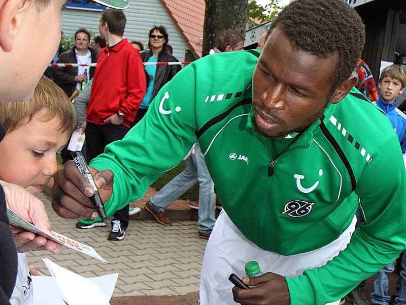 Kommt wohl nicht nach Wolfsburg: 96-Stürmer Mame Diouf.