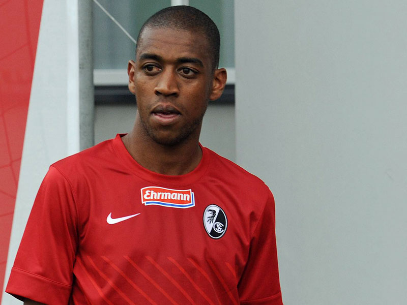Fast alles fix: Gelson Fernandes hat schon das Trainingstrikot der Freiburger an.