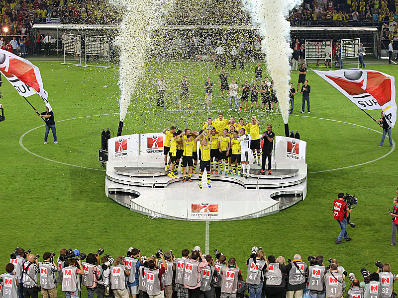 Nach dem Gewinn des Supercups: BVB in Feierlaune.