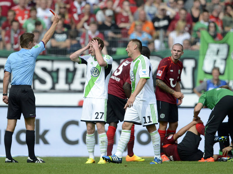 Aufreger im Derby: Schiedsrichter Dr. Felix Brych zeigt Maximilian Arnold die Rote Karte.