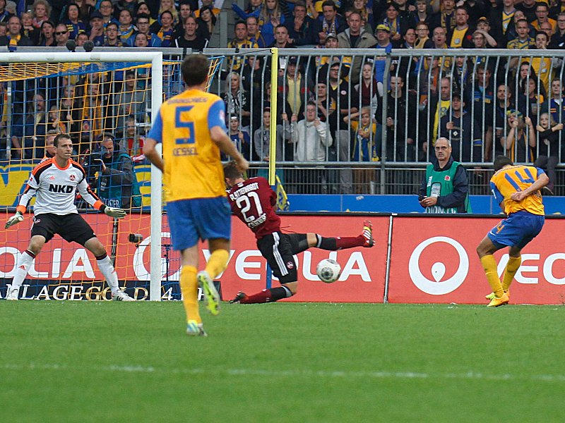 Braunschweigs Elabdellaoui (re.) trifft zum 1:1 gegen den Club und sichert Braunschweig den ersten Punkt in der Bundesliga.