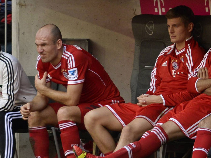 Angeschlagen auf der Bank: Arjen Robben (l.) und Toni Kroos am Samstag im Heimspiel gegen Hertha.